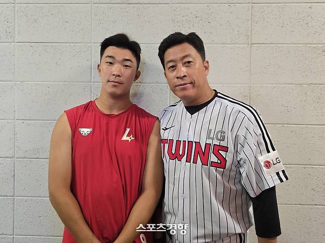 SSG 이승민(왼쪽)과 이병규 LG 2군 감독. 이두리 기자