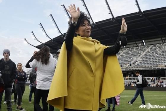 미셸 강 회장이 워싱턴 스피릿 구장에서 팬들에게 손인사하고 있다. /AFPBBNews=뉴스1