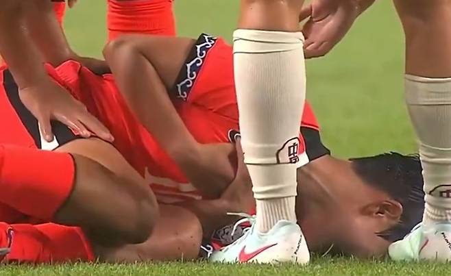 지난 9일 수원월드컵경기장에서 열린 2025 동아시아축구연맹(EAFF) E-1 챔피언십(동아시안컵) 여자부 중국전에서 지소연이 중국 리우징의 거친 태클에 가슴 부위를 가격당한 뒤 쓰러져 고통스러워하고 있다. /사진=즈보8 홈페이지 캡처