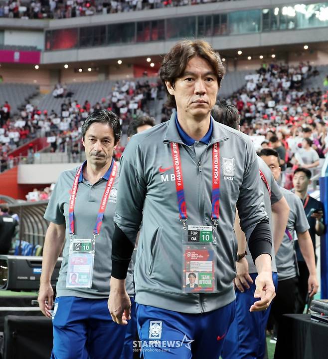 홍명보 감독이 지난달 서울월드컵경기장에서 북중미월드컵 최종예선 마지막 경기인 쿠웨이트전이 열리는 가운데 차분히 그라운드를 응시하고 있다. /사진=강영조 선임기자