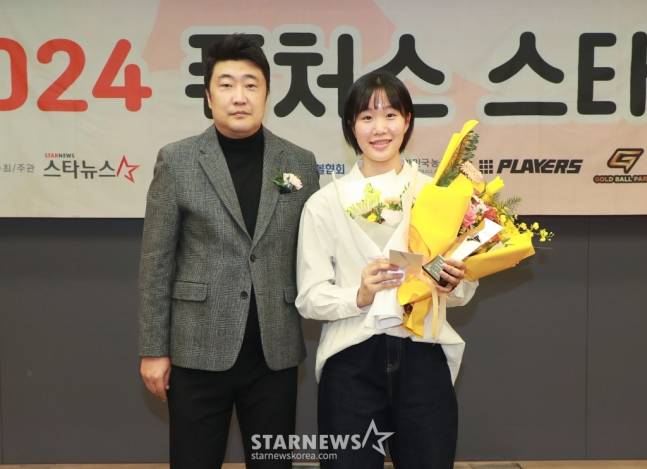 2024 퓨처스 스타대상 시상식(주최 스타뉴스)에서 농구부문 스타상을 수상한 송윤하(오른쪽, 숙명여고3-KB)가 신석 한국중고등학교농구연맹 이사화 포즈를 취하고 있다. /사진=이동훈 기자