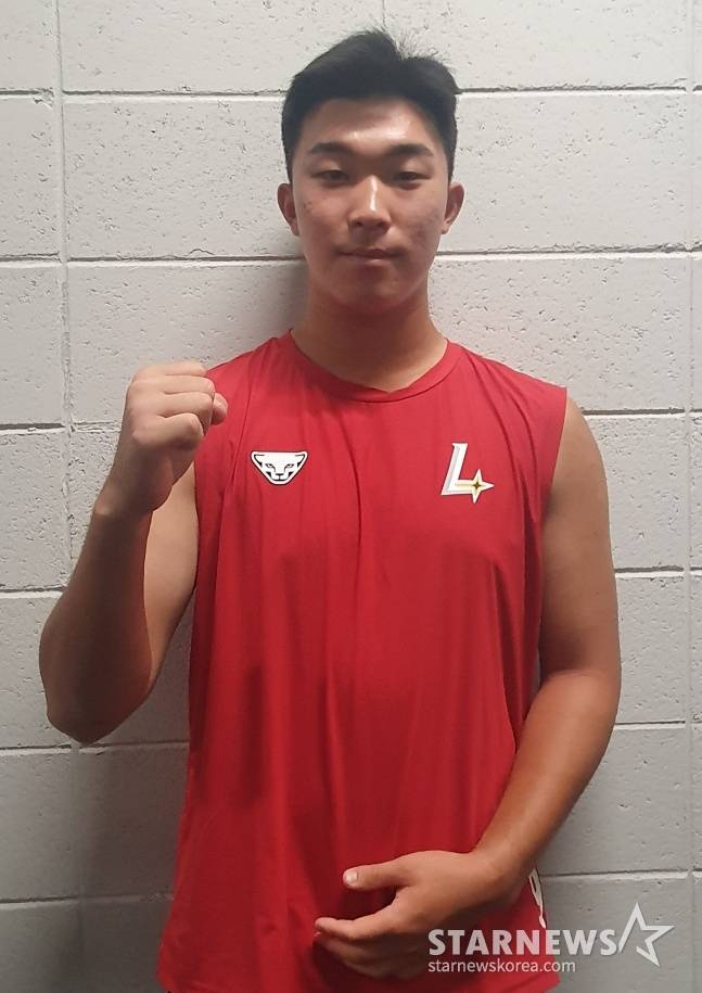 SSG 이승민이 11일 2025 KBO 퓨처스 올스타전을 앞두고 취재진과 인터뷰에 응하고 있다. /사진=김동윤 기자