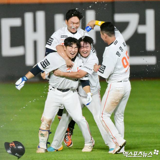 10일 오후 대전 한화생명 볼파크에서 열린 '2025 신한 SOL Bank KBO리그' KIA 타이거즈와 한화 이글스의 경기, 한화가 문현빈의 끝내기 안타에 힘입어 KIA에 3:2 역전승을 거두며 6연승을 기록했다. 9회말 2사 만루 한화 문현빈이 끝내기 안타를 날리고 동료들과 기뻐하고 있다. 대전, 김한준 기자