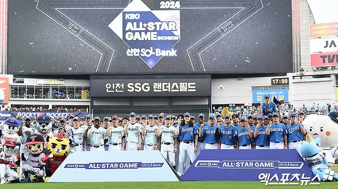 6일 오후 인천SSG랜더스필드에서 열린 '2024 신한 SOL Bank KBO 올스타전'에 참석한 10개 구단 선수들이 기념 촬영을 하고 있다. 엑스포츠뉴스 DB