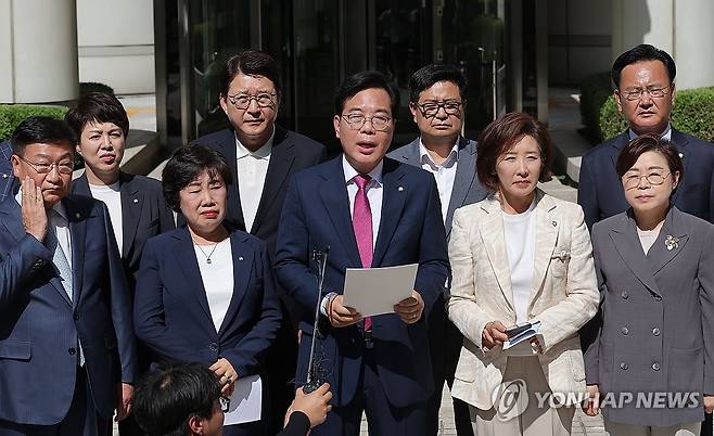 서울중앙지법 항의 방문한 국민의힘 (서울=연합뉴스) 류영석 기자 = 채상병 사건 수사방해 의혹을 수사하는 이명현 순직해병특검팀이 국민의힘 임종득 의원실을 압수수색 중인 11일 국민의힘 송언석 비상대책위원장 겸 원내대표가 서울 서초구 서울중앙지방법원을 항의 방문해 발언하고 있다. 2025.7.11 ondol@yna.co.kr