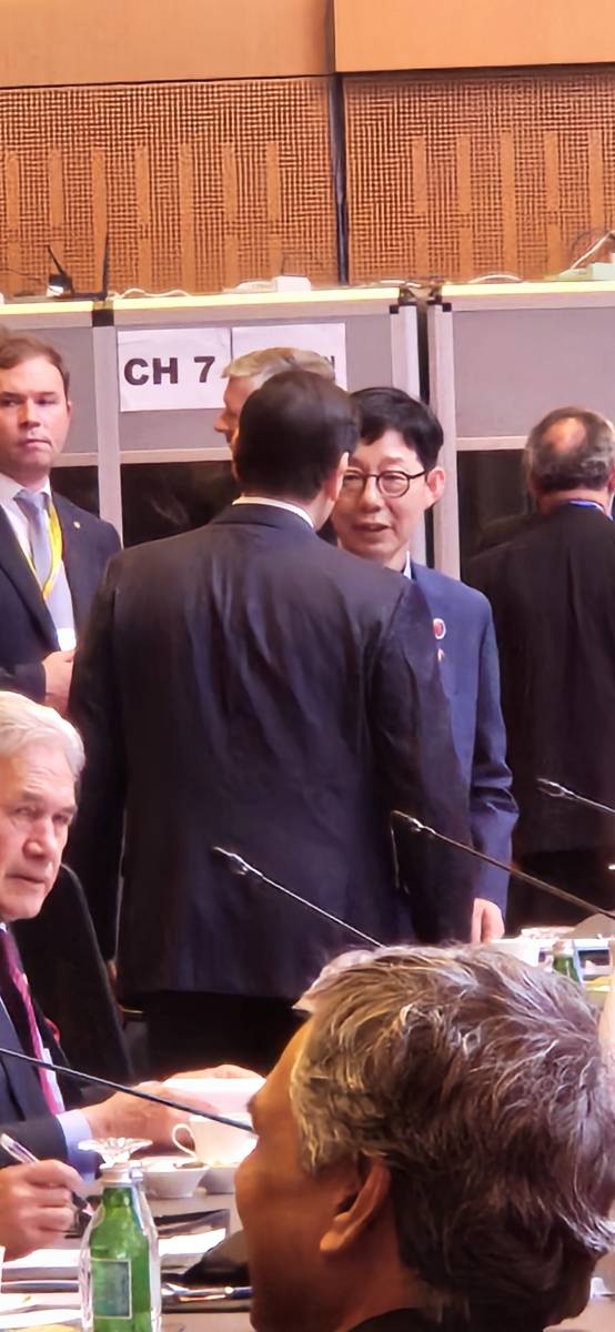 대화 나누는 박윤주 차관과 마코 루비오 미 국무장관 (쿠알라룸푸르=연합뉴스) 외교부 공동취재단 = 박윤주 차관과 마코 루비오 미 국무장관이 EAS 외교장관 회의 현장에서 대화를 나누고 있다. 2025.7.11
hapyry@yna.co.kr