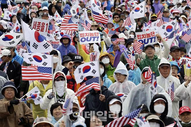 자유통일당이 3일 서울 광화문에서 ‘반국가세력법치농단OUT’ 집회를 열고 윤석열 전 대통령 탄핵 무효 등을 촉구하고 있다. (사진=뉴시스)