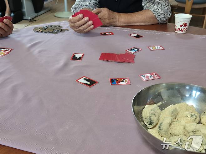 11일 경기 파주시 탄현면 오금2리 경로당에서 주민들이 화투 치며 평화로운 일상을 보내고 있다./뉴스1 양희문 기자