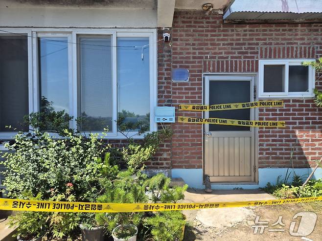 폴리스 라인이 쳐져 있는 경기 김포 하성면의 한 주택 건물.(이시명 기자/뉴스1)