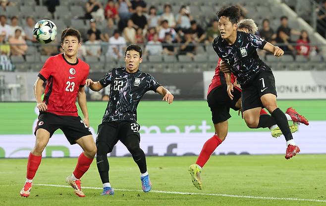 11일 경기도 용인미르스타디움에서 열린 2025년 동아시아축구연맹(EAFF) E-1 챔피언십(동아시안컵) 남자부 2차전 한국과 홍콩의 경기. 한국 나상호가 헤딩슛을 시도하고 있다. 사진 | 연합뉴스