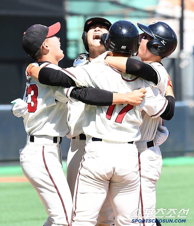 12일 서울 목동구장에서 열린 제80회 청룡기 고교야구선수권 대회 및 주말리그 왕중왕전 부산고와 덕수고의 결승전. 1회말 2사 1루 덕수고 설재민(왼쪽에서 두 번째)이 투런포를 친 후 환영받고 있다. 목동=정재근 기자 cjg@sportschosun.com/2025.7.12/