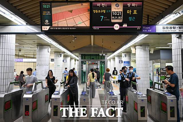 서울지하철 276개 역사 중 51곳(18.5%)이 냉방시설 없이 운영되고 있다. 사진은 기사 내용과 관련 없음./장윤석 기자