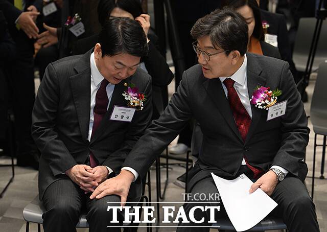 국민의힘에서 소위 '하(下) 남자' 논쟁이 벌어졌다. 사진은 국민의힘 안철수(왼쪽) 의원과 권성동 의원이 지난 1월 서울 용산구 대한의사협회에서 열린 '2025년 의료계 신년하례회'에 참석해 대화하는 모습. /박헌우 기자