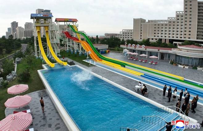 지난달 26일 준공된 북한의 대형 해변 리조트 단지인 강원도 원산 갈마 해안관광지구의 모습. 조선중앙통신, 연합뉴스