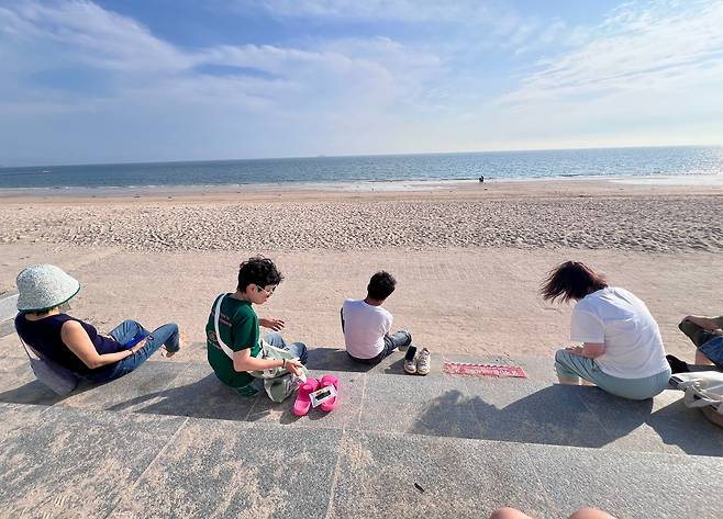 서울에서 보령까지 내려와 집 구경을 마친 지인들과 대천 해수욕장을 찾았다. 집들이 메뉴가 꼭 음식일 필요는 없다. /윤혜자