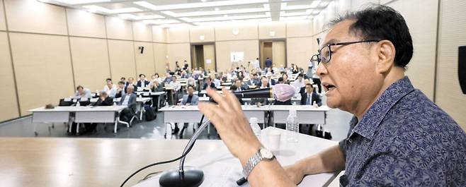 좌승희 아주대 국제대학원 초빙교수가 11일 오후 서울 동작구 김영삼도서관에서 열린 '대한민국의 건국, 산업화, 민주화 그리고 선진화' 세미나에서 박정희 대통령의 산업화 성공 비법을 주제로 발표하고 있다. 좌 교수는 박 전 대통령이 "정치를 경제화했다"고 분석했다. /고운호 기자