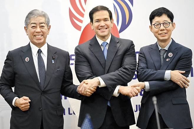 박윤주 외교부 제1차관(오른쪽)이 11일 말레이시아 쿠알라룸푸르에서 열린 한미일 외교장관 회의에 앞서 마코 루비오 미국 국무장관(가운데), 이와야 다케시 일본 외무상과 기념 촬영하고 있다. /외교부