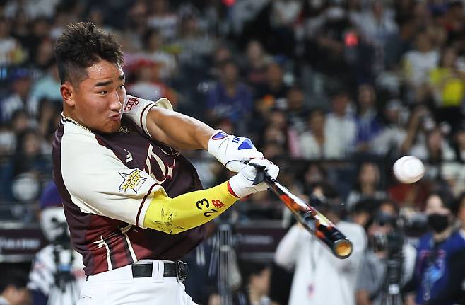 11일 대전 중구 대전한화생명볼파크에서 열린 2025 KBO리그 올스타 프라이데이 홈런더비 예선에서 kt 안현민이 타격하고 있다. /뉴시스