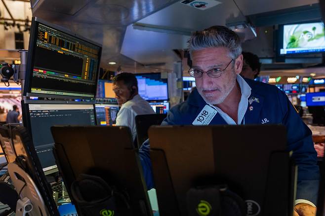 뉴욕증권거래소(NYSE)에서 트레이더들이 일하고 있는 모습. /로이터·연합뉴스