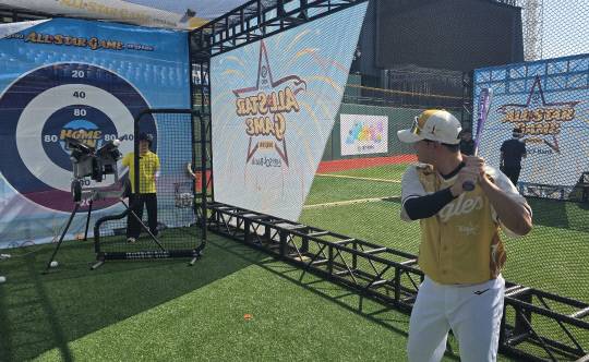 12일 한화이글스 내야수 이도윤이 팬들에게 원포인트 레슨을 진행하고 있다. 이성현 기자