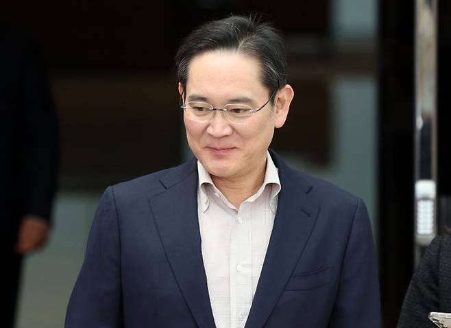 일본 출장을 마친 이재용 삼성전자 회장이 4월 9일 서울 강서구 김포비즈니스항공센터(SGBAC)로 귀국하고 있다. ⓒ뉴시스