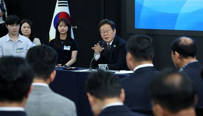 이재명 대통령이 지난달 25일 광주 국립아시아문화전당에서 열린 광주시민, 전남도민 타운홀미팅에서 참석자 질문에 답하고 있다. ⓒ뉴시스