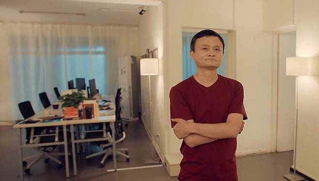 알리바바가 탄생한 자신의 항저우 아파트 ‘후판가든’에서 포즈를 취한 창업자 마윈. 소박한 이 아파트는 알리바바의 ‘초심’과 항저우의 ‘창업 문화’를 상징하는 공간으로 남아있다. 알리바바 제공