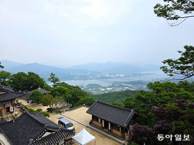 경기 남양주시 운길산 수종사의 산신각에서 내려다본 풍경. 저멀리 북한강과 남한강이 만나는 두물머리가 시원하게 펼쳐진다.