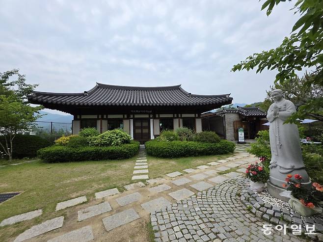 남양주 마재성지의 한옥성당과 한복을 입은 성모상.