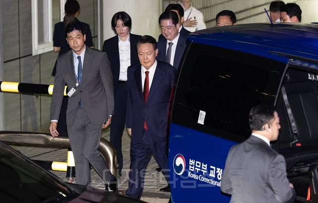 윤석열 전 대통령이 지난 9일 서울 서초구 서울중앙지법에서 열린 직권남용 등 혐의 영장실질심사(구속 전 피의자 심문)를 마친 뒤 대기 장소인 서울구치소로 이동하기 위해 호송차량에 탑승하고 있다. 사진공동취재단