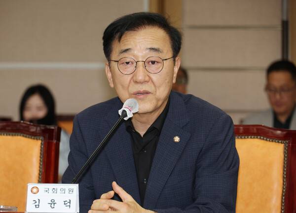 이재명 정부의 첫 국토교통부 장관 후보자로 지명된 김윤덕 더불어민주당 의원이 지난 11일 전북도청에서 열린 ‘전북 국회의원-도·시군 예산정책협의회\'에 참석해 발언하고 있다. 연합뉴스