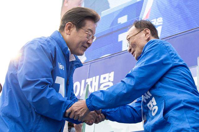 이재명 더불어민주당 대통령 후보가 지난 5월 31일 세종시 나성동 나무그늘광장에서 이해찬 고문과 인사를 나누고 있다. 뉴스1