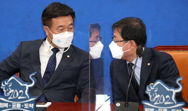 윤호중 당시 더불어민주당 원내대표(왼쪽)가 2021년 5월 국회에서 열린 원내대책회의에서 김성환 원내수석부대표와 이야기하고 있다. 한국일보 자료사진