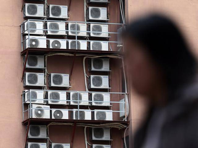 연일 폭염이 이어지고 있는 9일 오후 서울 시내 한 건물 외벽에 설치된 에어컨 실외기가 작동하고 있다. 뉴스1