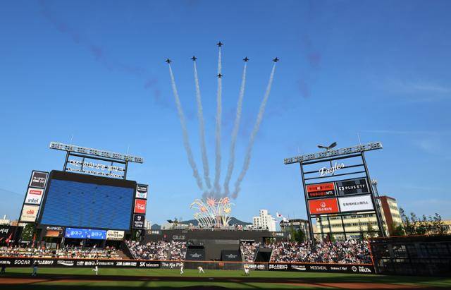 공군 특수비행팀 블랙이글스가 2025 KBO 올스타전을 기념하기 위해 12일 대전 한화생명 볼파크 상공에서 비행을 하고 있다. 대전=뉴시스