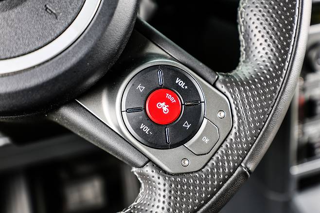 ‘TOOT’ 버튼은 자전거 이용자와 보행자를 배려한 저음 경적이다. 사이클팀을 운용하는 이네오스의 안전 철학이 차량에도 이어진 셈이다.