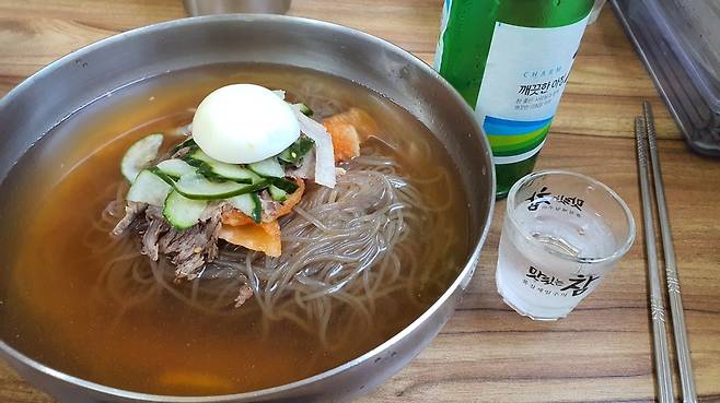 비단 술꾼이 아니더라도 냉면집에선 선주후면의 유혹을 이겨내기가 쉽지 않다.