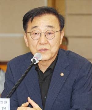 국토교통부 장관 후보자로 지명된 김윤덕 더불어민주당 의원이 11일 ‘전북 국회의원·도·시군 예산정책협의회’에 참석해 발언하고 있다. /연합뉴스