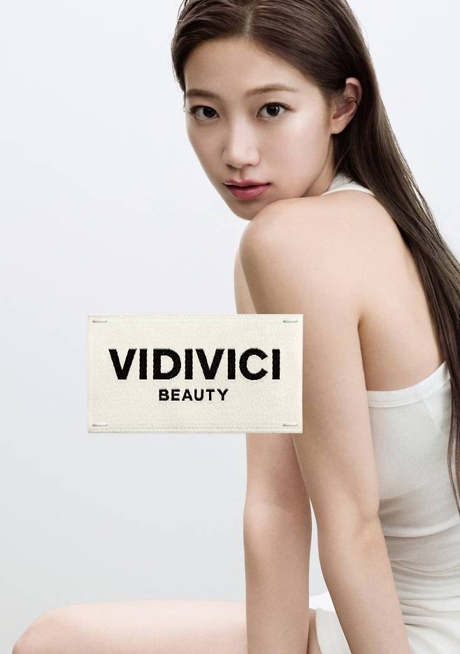 비디비치 글로벌 앰버서더 르세라핌 카즈하 모델 컷. 신세계인터내셔날 제공