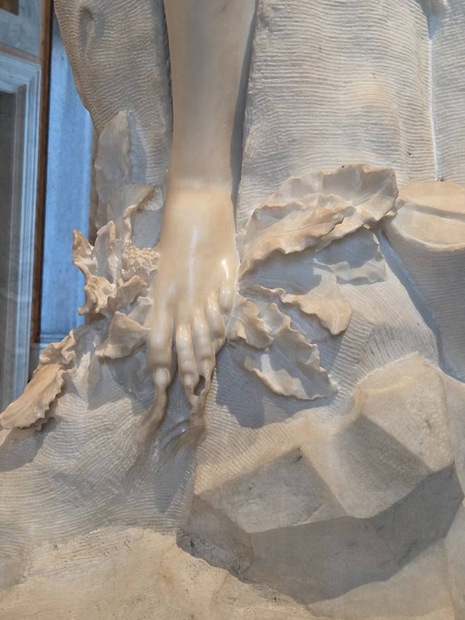 다프네의 발이 뿌리와 잎으로 변하고 있다. ⓒ최은진/보르게세 미술관