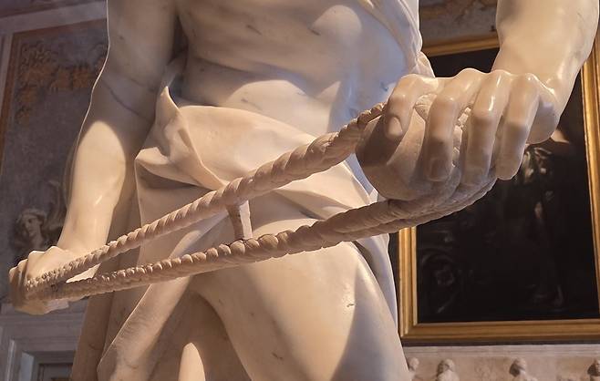 팽팽하게 당겨진 끈과 긴장한 근육. ⓒ최은진 /보르게세미술관