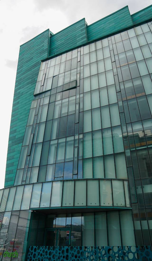 본관 벽면에 새겨진 십자가.