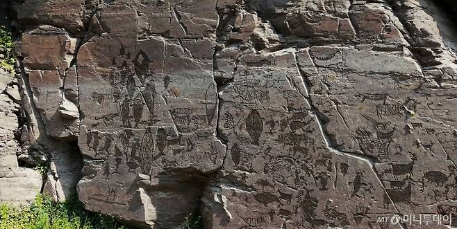 12일(한국시간) 제47차 유네스코 세계유산위원회에서 선사시대 생활문화를 엿볼 수 있는 바위그림인 '반구천의 암각화'를 세계유산 목록에 등재하기로 결정했다. '반구천의 암각화'는 국보로 지정된 '울주 천전리 명문과 암각화'와 '울주 대곡리 반구대 암각화'를 포함하는 유산으로 높이 약 4.5m, 너비 약 8m 암면에 바다동물과 육지동물 등 312점이 새겨져 있다. 사진은 울주 대곡리 반구대 암각화의 모습. / 사진=국가유산청