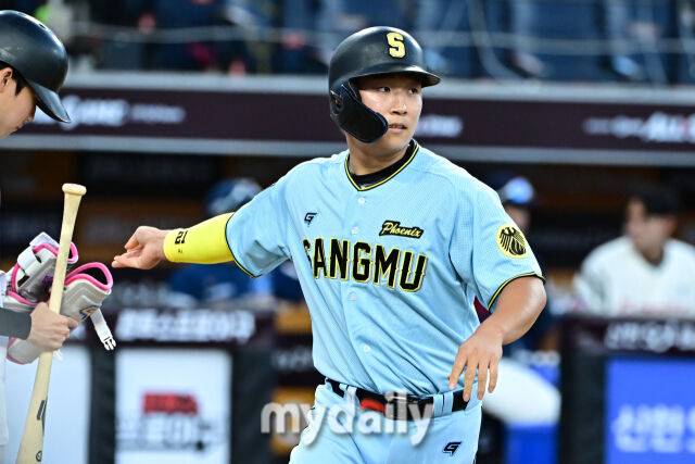 11일 대전 한화생명 볼파크 야구장에서 열린 2025 신한 SOL뱅크 KBO 올스타 프라이데이' 남부 올스타(상무·KT·삼성·NC·롯데·KIA) - 북부 올스타(한화·SSG·LG·두산·고양 히어로즈) 경기. 남부 류현인(상무)이 4회초 2사 2루에 볼넷 출루하고 있다./대전=한혁승 기자