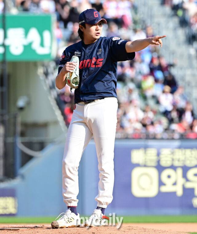 2025년 4월 26일 오후 서울 잠실구장에 진행된 '2025 신한 SOL뱅크 KBO 리그' 롯데 자이언츠와 두산 베어스의 경기. 롯데 정철원이 8회말 구원등판해 1루수 나승엽에게 사인을 보내고 있다./마이데일리