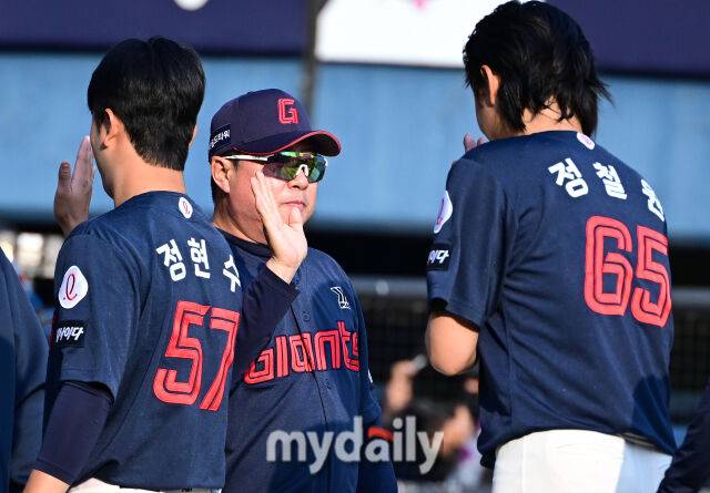 2025년 4월 26일 오후 서울 잠실구장에 진행된 '2025 신한 SOL뱅크 KBO 리그' 롯데 자이언츠와 두산 베어스의 경기. 롯데 김태형 감독과 정철원이 7-4로 승리한 뒤 하이파이브를 하고 있다./마이데일리