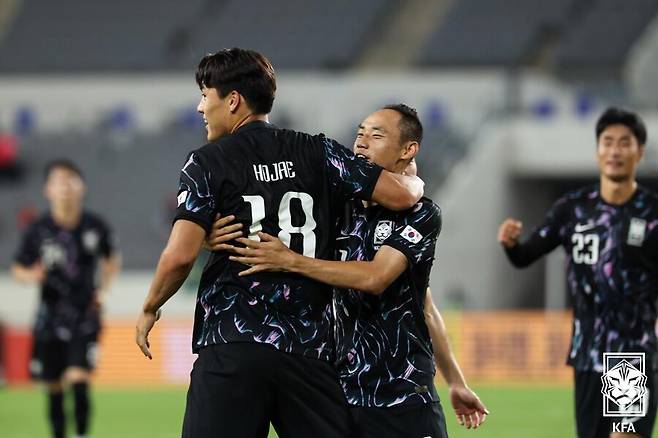 ▲ 11일 오후 용인미르스타디움에서 대한민국과 홍콩의 2025 동아시안컵 2차전이 열렸다. 강상윤과 이호재의 A매치 데뷔골을 앞세운 한국이 2-0으로 홍콩을 꺾고 2연승을 달렸다. 문선민은 이호재의 골을 어시스트하며 또 다른 인상을 남겼다. ⓒ대한축구협회