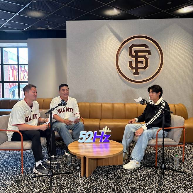 (왼쪽부터) 김진영, 김태균, 이정후. /사진=티케이오시비 제공