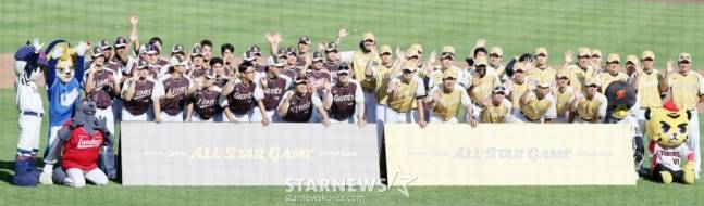 KBO 올스타 선수들이 12일 대전한화생명볼파크에서 열린 2025KBO리그 퓨처스리그 올스타전 남부리그 대 북부리그 경기에 앞서 기념촬영을 하고 있다. /사진=강영조 선임기자