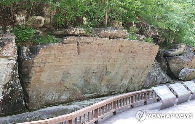 세계유산 등재 앞둔 울주 천전리 명문과 암각화 (울산=연합뉴스) 김용태 기자 = 울산 울주군 두동면에 위치한 국보 '울주 천전리 명문과 암각화'. 2025.7.3 yongtae@yna.co.kr